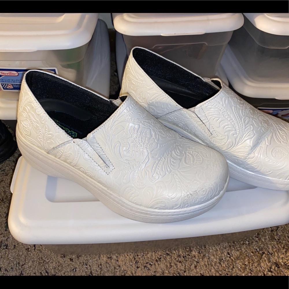 Comfy nurse shoes! Size 6.5